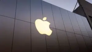 Apple Discloses Base Salaries Amid AI Talent Battle
